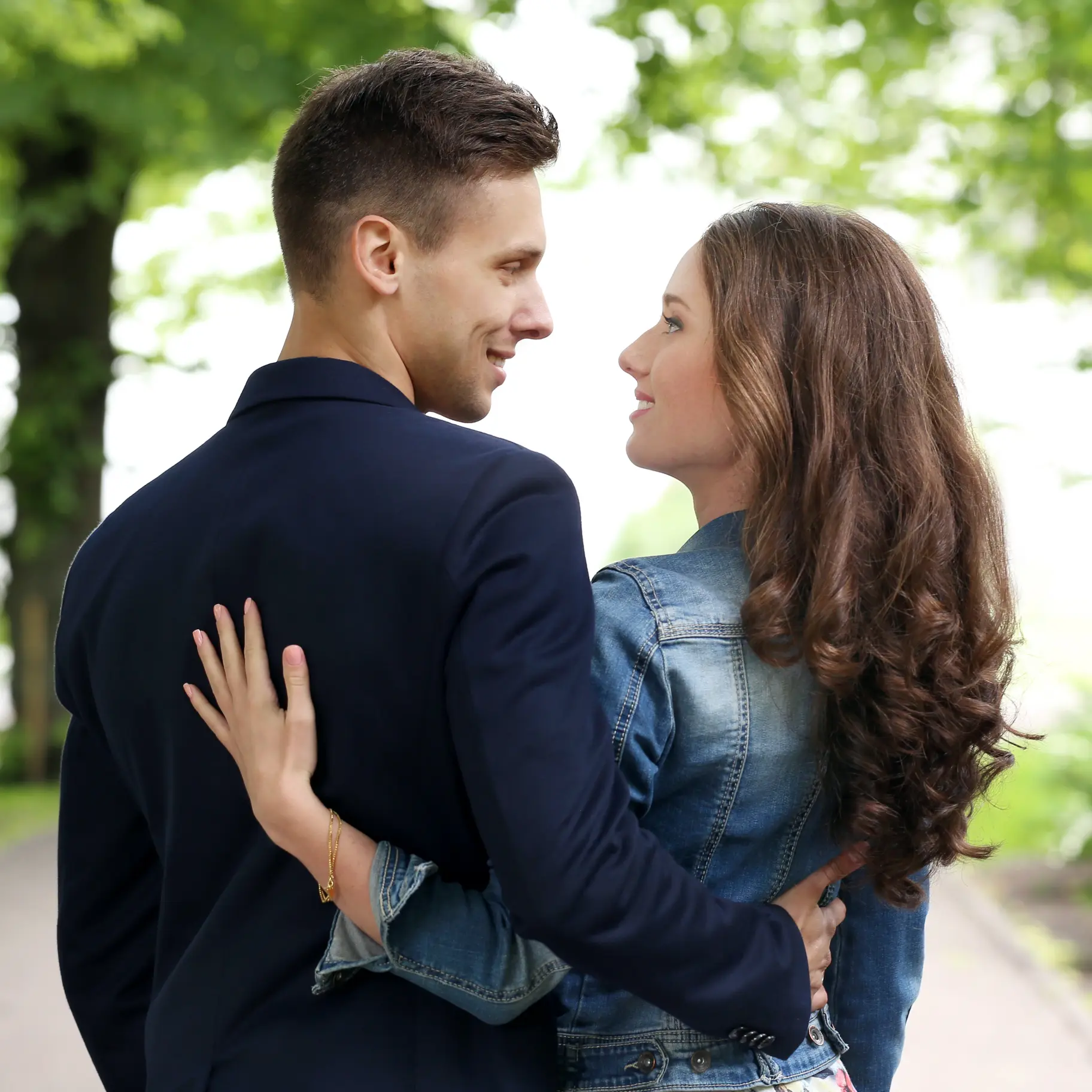 beautiful-couple-in-the-park-2025-04-01-20-17-03-utc